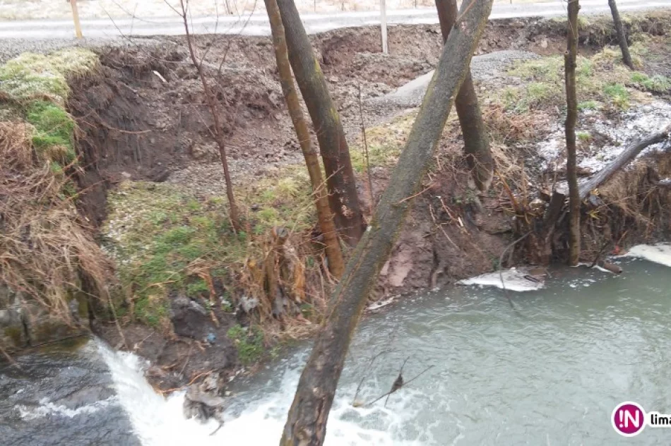 Woda podmyła brzeg i uszkodziła drogę - zdjęcie 3