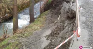 Woda podmyła brzeg i uszkodziła drogę - zdjęcie 4
