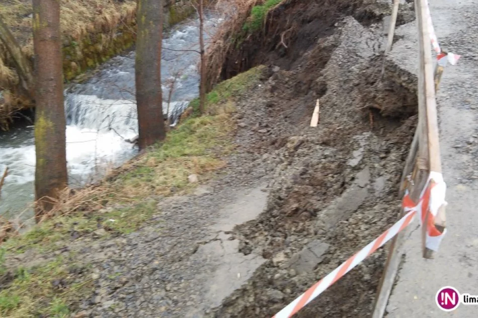 Woda podmyła brzeg i uszkodziła drogę - zdjęcie 4