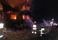 W nocy doszczętnie spłonął drewniany dom - zdjęcie główne