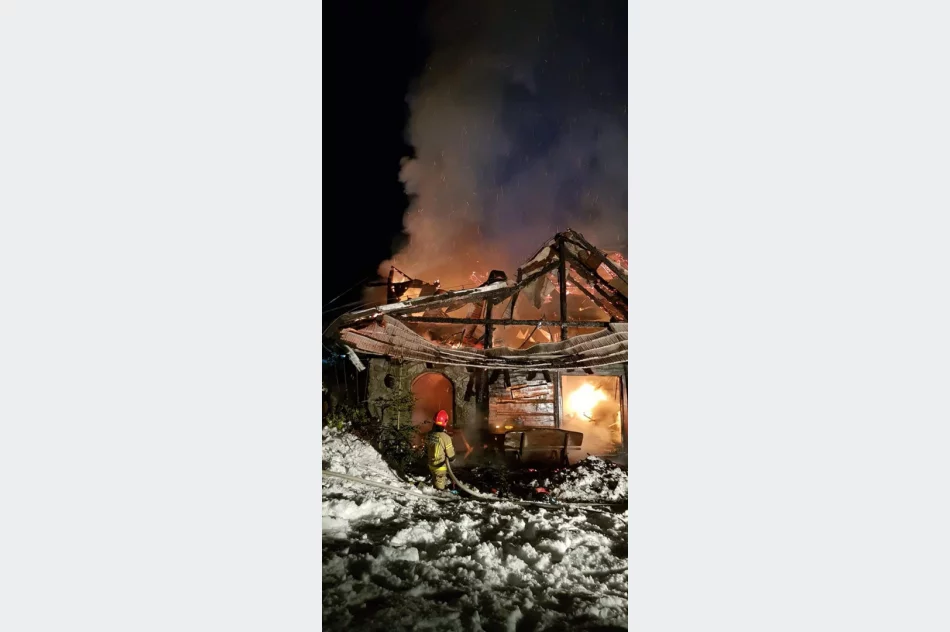 W nocy doszczętnie spłonął drewniany dom - zdjęcie 2