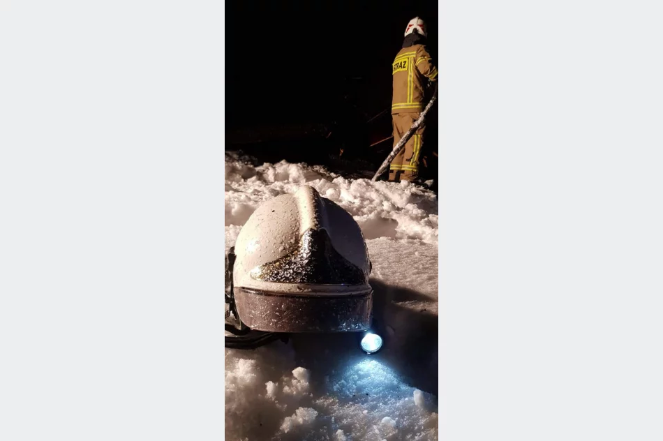 W nocy doszczętnie spłonął drewniany dom - zdjęcie 4