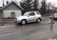 Głębokie przełomy w jezdni - kolejne utrudnienia na DK 28 - zdjęcie główne