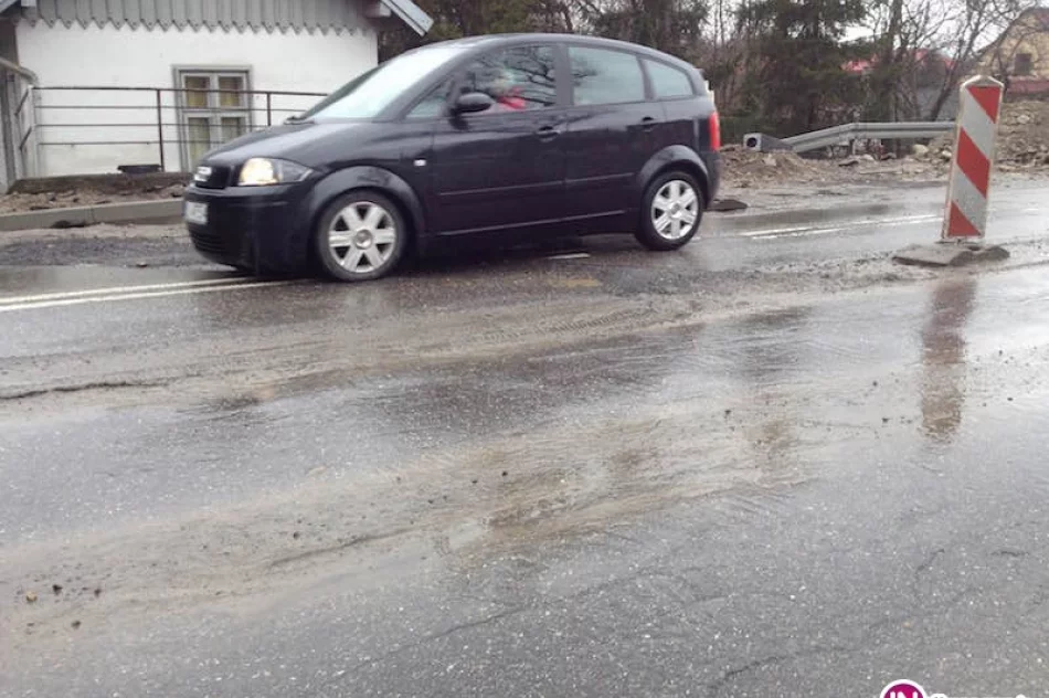 Głębokie przełomy w jezdni - kolejne utrudnienia na DK 28 - zdjęcie 2