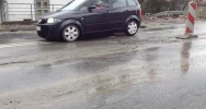 Głębokie przełomy w jezdni - kolejne utrudnienia na DK 28 - zdjęcie 2