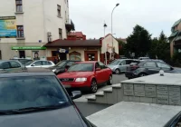 Czy miasto rozwiąże problem "parkowania na pomniku"? Radny: "to nie licuje z powagą miejsca" - zdjęcie główne