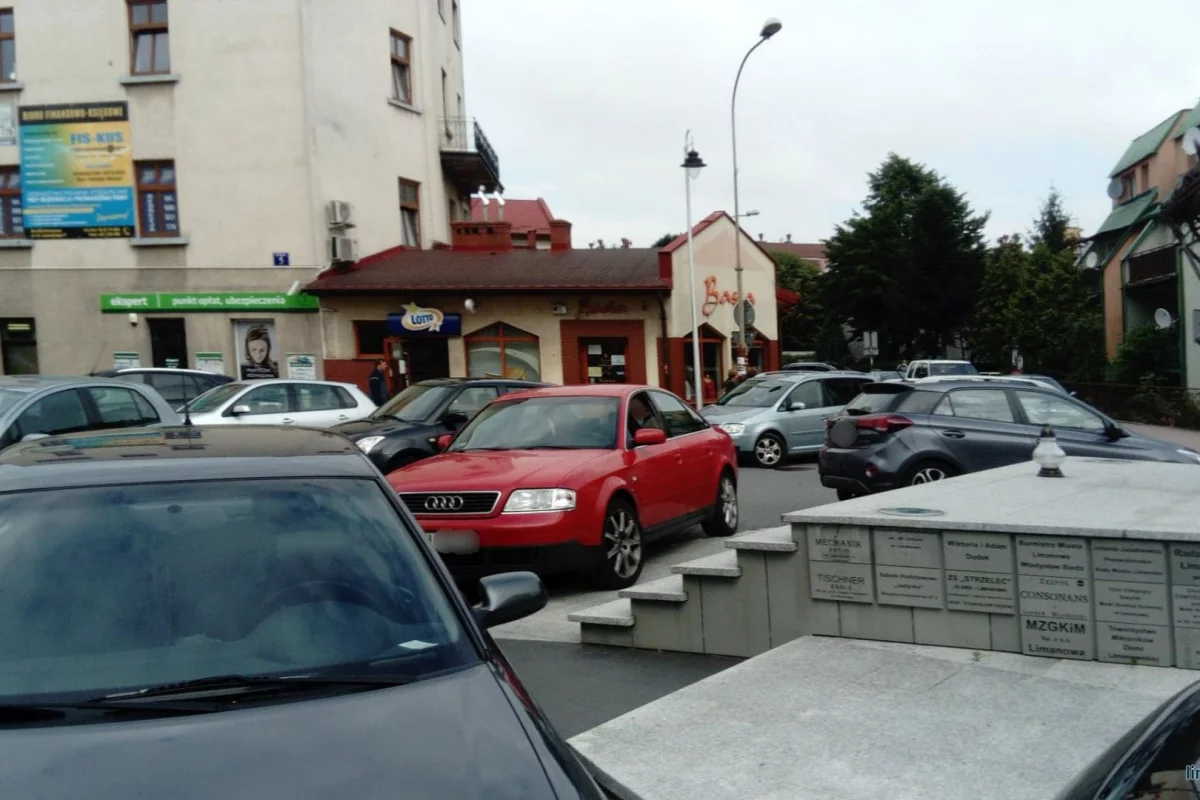 Czy miasto rozwiąże problem "parkowania na pomniku"? Radny: "to nie licuje z powagą miejsca"