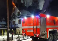 Zapaliło się poddasze w budynku mieszkalnym - zdjęcie główne