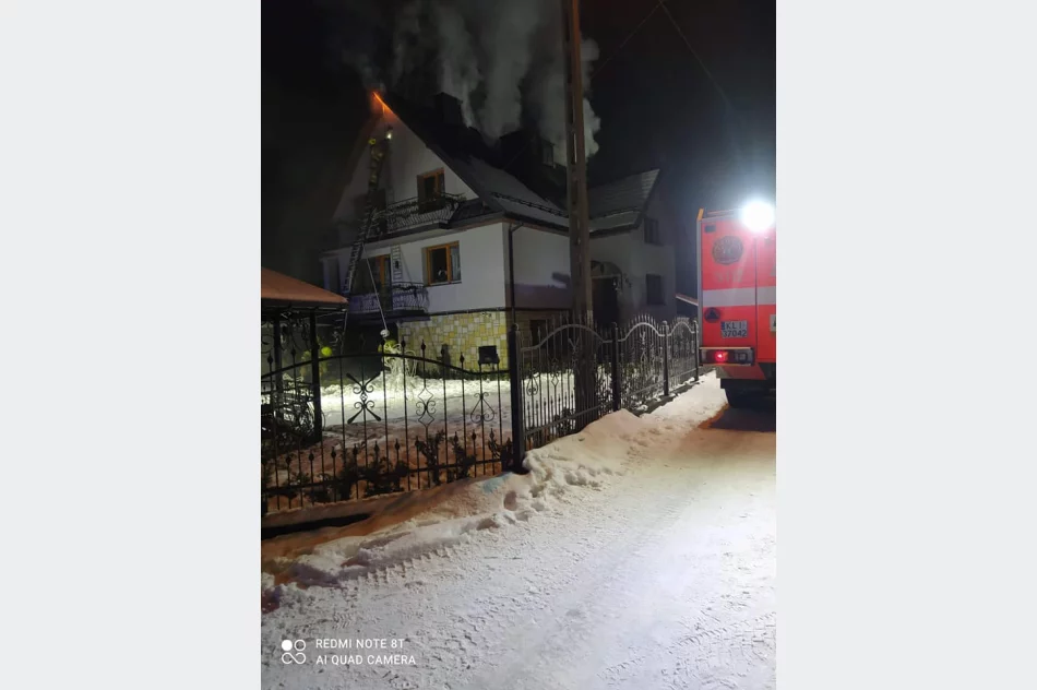 Zapaliło się poddasze w budynku mieszkalnym - zdjęcie 2