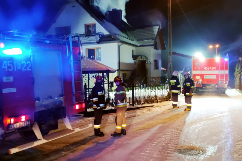Zapaliło się poddasze w budynku mieszkalnym - zdjęcie 3