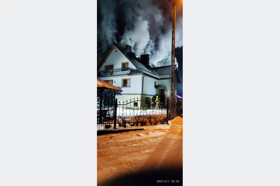 Zapaliło się poddasze w budynku mieszkalnym - zdjęcie 5