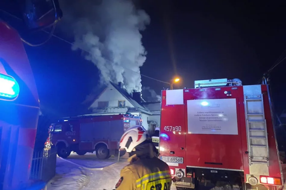Zapaliło się poddasze w budynku mieszkalnym - zdjęcie 6