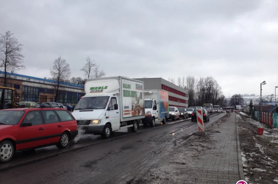 Korki na DW 965. Drogowcy frezują nawierzchnię - zdjęcie 3