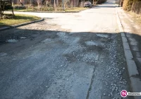 Mieszkańcy sami naprawiają drogę zasypując dziury - zdjęcie główne