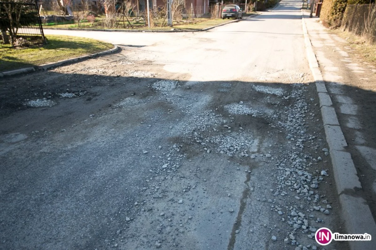 Mieszkańcy sami naprawiają drogę zasypując dziury