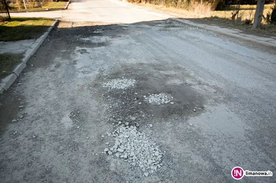 Mieszkańcy sami naprawiają drogę zasypując dziury - zdjęcie 2