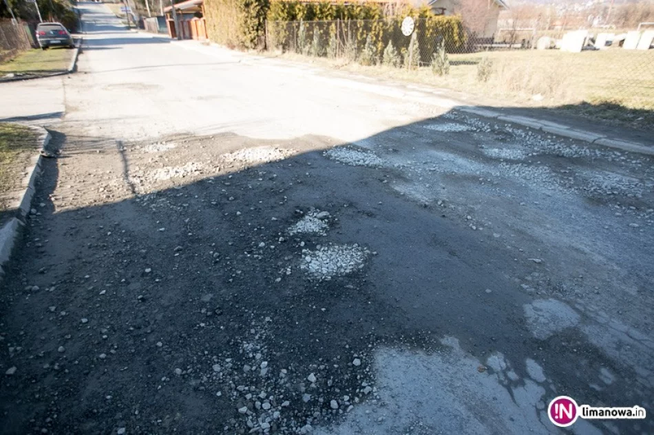 Mieszkańcy sami naprawiają drogę zasypując dziury - zdjęcie 3