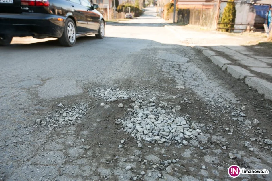 Mieszkańcy sami naprawiają drogę zasypując dziury - zdjęcie 4
