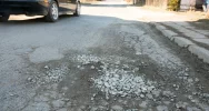Mieszkańcy sami naprawiają drogę zasypując dziury - zdjęcie 4