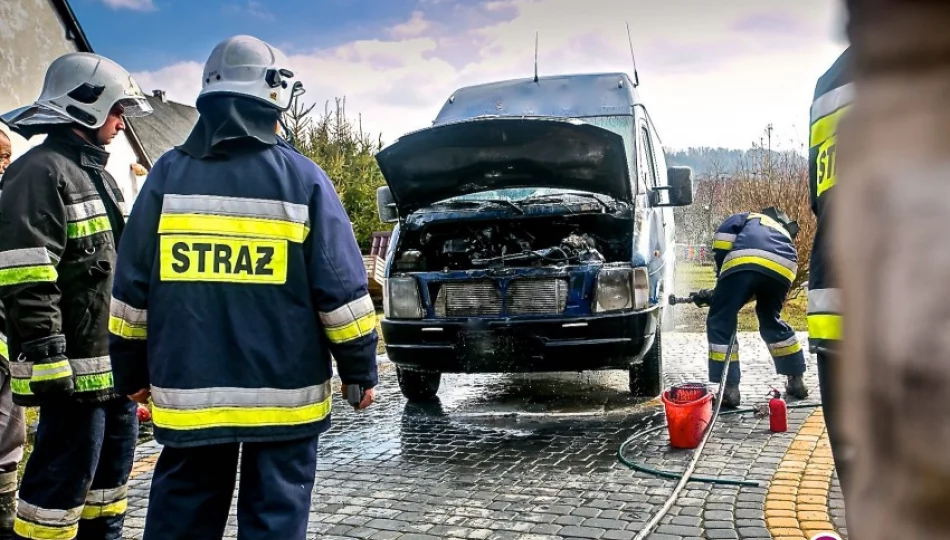 Pożar komory silnika w busie - zdjęcie 1