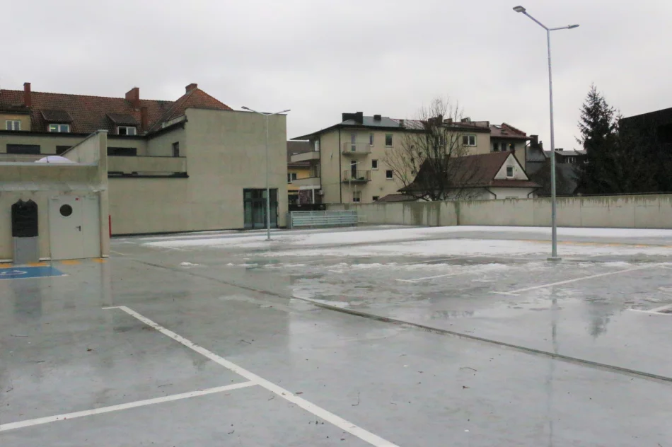 Dobiega końca budowa parkingu przy ul. Ks. Łazarskiego - zdjęcie 4