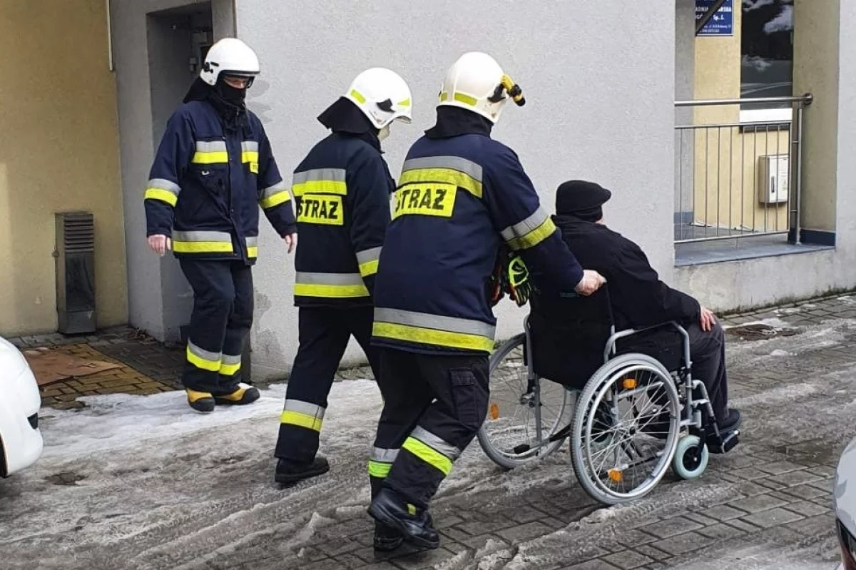 Urząd zorganizował pomoc, druhowie zapewnili seniorowi transport na szczepienie