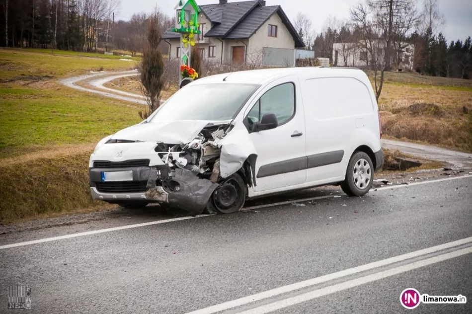 Wypadek radiowozu, trzech policjantów poszkodowanych - zdjęcie 2