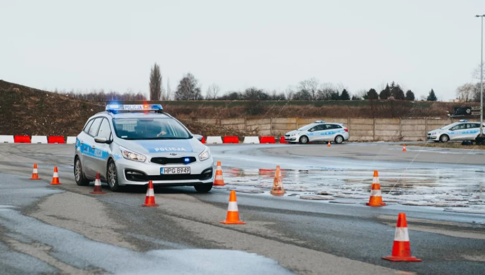 Policjanci doskonalili technikę jazdy radiowozem - zdjęcie 1