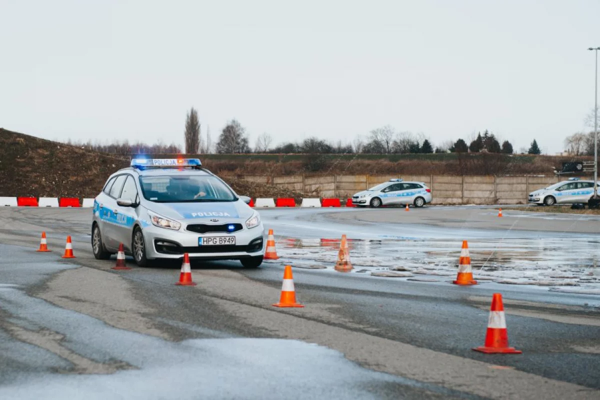 Policjanci doskonalili technikę jazdy radiowozem