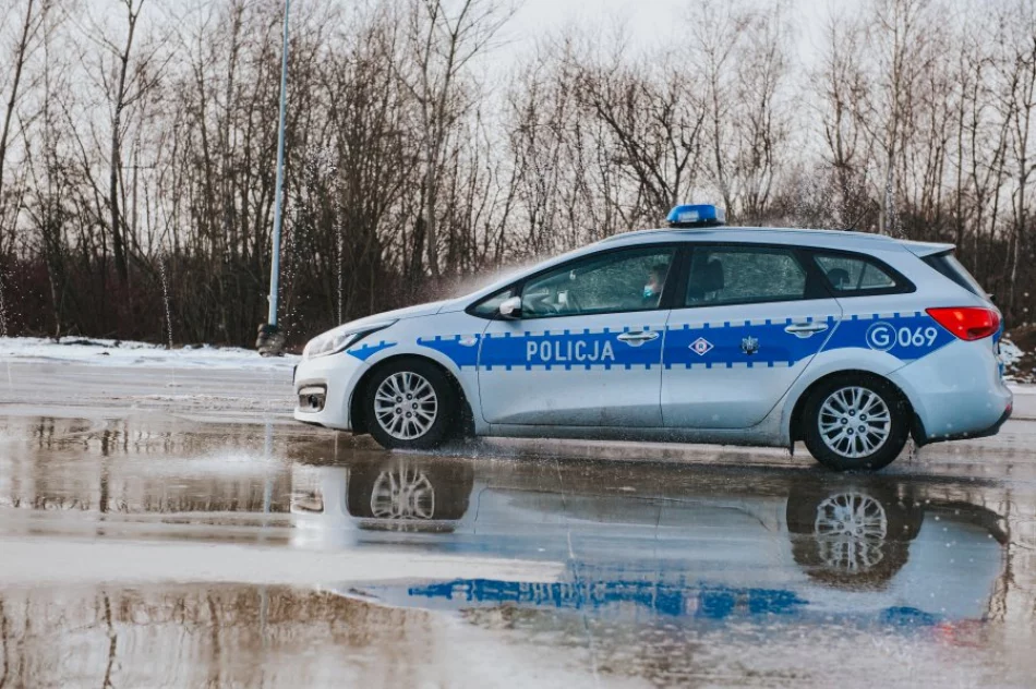 Policjanci doskonalili technikę jazdy radiowozem - zdjęcie 2