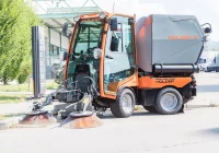 Ma myć, zamiatać, odśnieżać i posypywać. Za 290 tys. zł miasto kupiło maszynę komunalną - zdjęcie główne