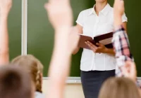 Rozpoczynają się szczepienia nauczycieli, ale tylko do 60 roku życia - zdjęcie główne