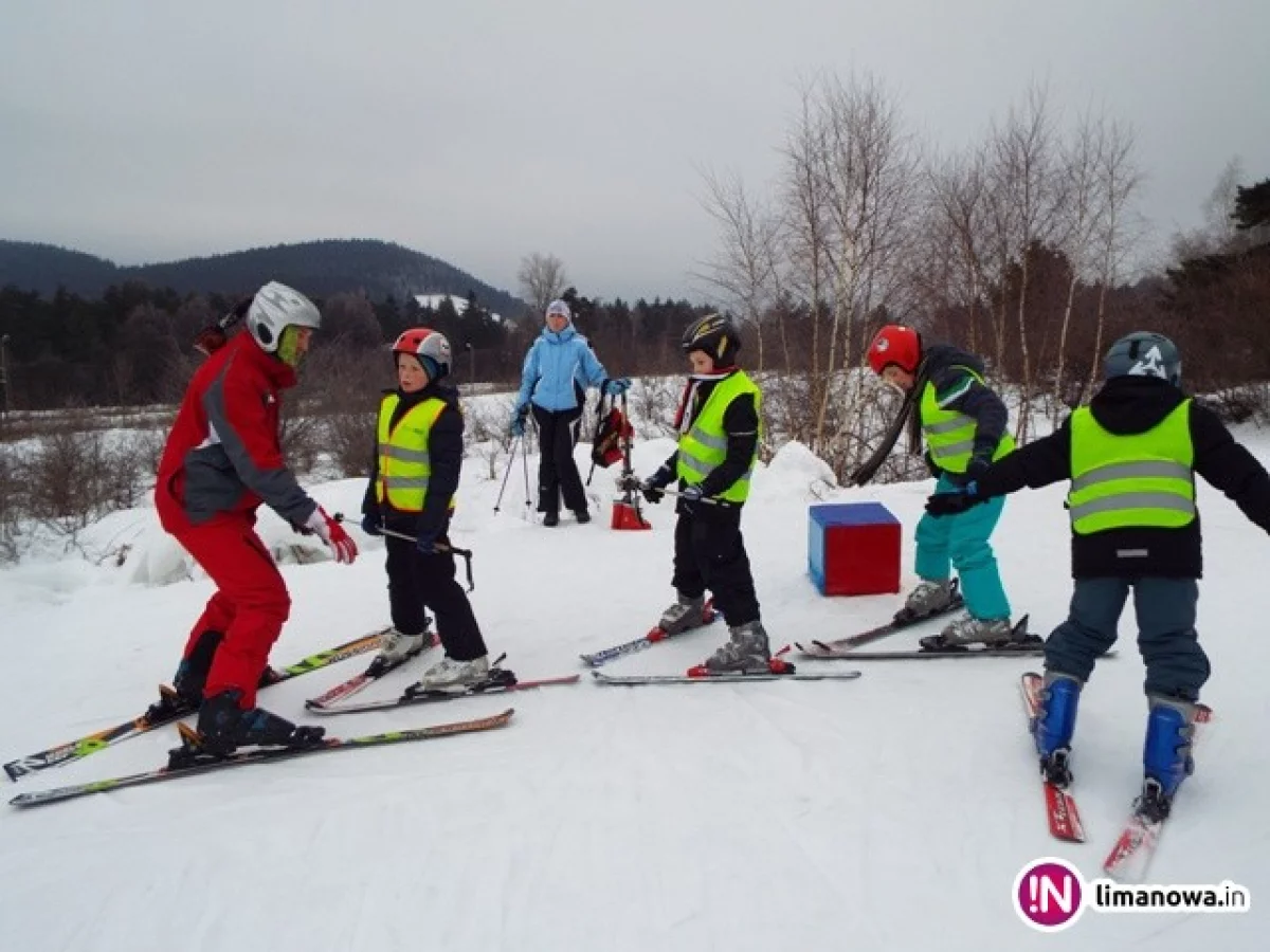 40 uczniów uczy się jeździć z głową na nartach