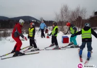 40 uczniów uczy się jeździć z głową na nartach - zdjęcie główne