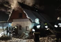 Zapaliło się poddasze domku letniskowego - zdjęcie główne