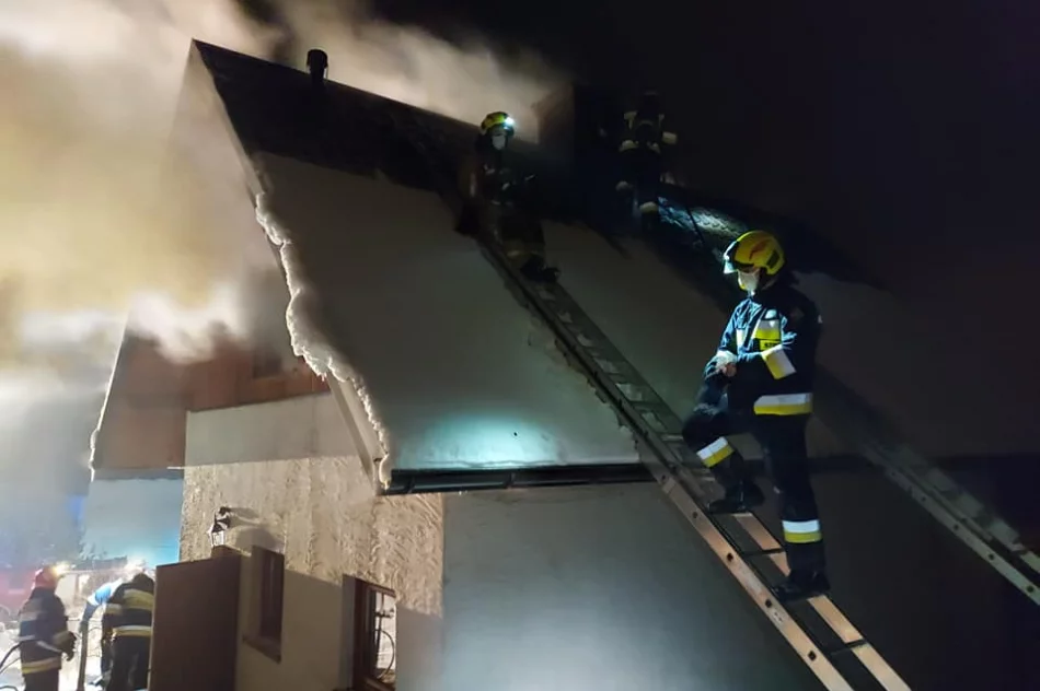 Zapaliło się poddasze domku letniskowego - zdjęcie 2