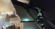 Zapaliło się poddasze domku letniskowego - zdjęcie 2