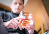 Na nudę bardziej podatni młodzi mężczyźni, osoby samotne, bezrobotne - zdjęcie główne