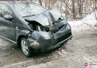 Samochód uderzył w przydrożne drzewo - zdjęcie główne