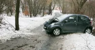 Samochód uderzył w przydrożne drzewo - zdjęcie 2