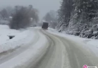 Problemy kierowców na podjazdach - ale tylko do granicy powiatu - zdjęcie główne