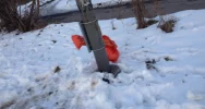 Zniszczone kosze na śmieci, część trafiła do koryta rzeki - zdjęcie 2