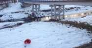 Zniszczone kosze na śmieci, część trafiła do koryta rzeki - zdjęcie 3