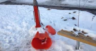 Zniszczone kosze na śmieci, część trafiła do koryta rzeki - zdjęcie 4
