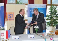 Niebieski szlak z kilometrem nowego chodnika - zdjęcie główne