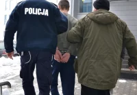 Kopali kobietę po twarzy, by ukraść jej torebkę. Trafili do aresztu - zdjęcie główne