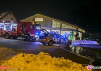 Pożar samochodu na parkingu przy supermarkecie - zdjęcie główne