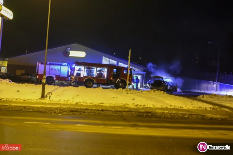 Pożar samochodu na parkingu przy supermarkecie - zdjęcie 2