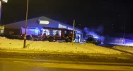 Pożar samochodu na parkingu przy supermarkecie - zdjęcie 2