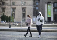 Prof. Gut: obecnie częściej zakażają się młodzi; to pierwszy efekt szczepień - zdjęcie główne